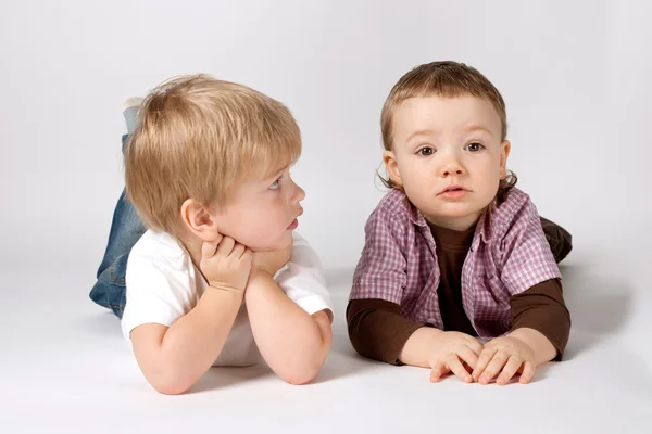 Dois retratos engraçados de meninos — Fotografia de Stock