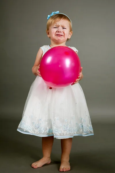 Pequena menina chorando doce com balão — Fotografia de Stock