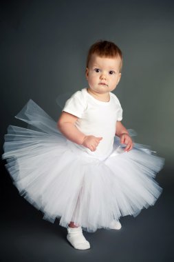 Beyaz elbiseli küçük güzel kızın