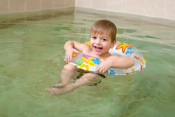Маленький Счастливый Мальчик Плавает Бассейне — стоковое фото