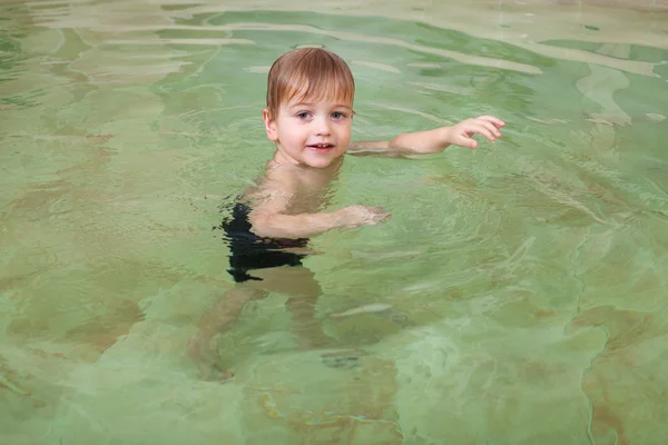 Маленький Счастливый Мальчик Плавает Бассейне — стоковое фото