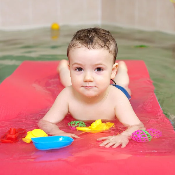 Маленький счастливый мальчик в бассейне — стоковое фото