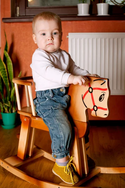 Malý Vtipný Chlapec Koni Doma — Stock fotografie