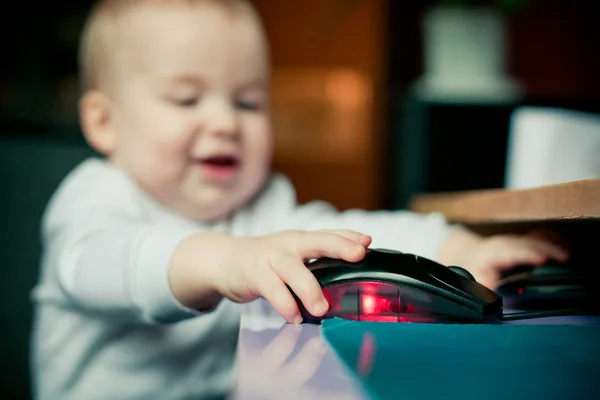 Маленький Счастливый Мальчик Помощью Компьютерной Мыши — стоковое фото