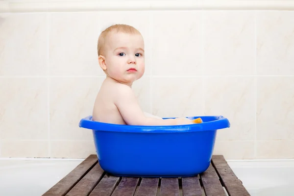 Küçük bir çocuk banyoda otururken — Stok fotoğraf