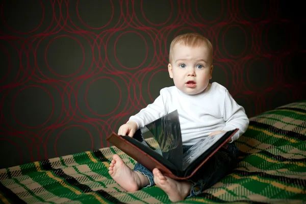 家に本を読んで面白い少年 — ストック写真