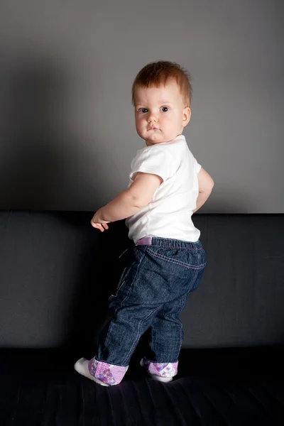 Bambina in piedi sul divano — Foto Stock
