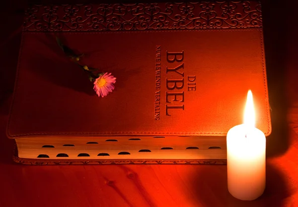 Bibel bei Kerzenschein — Stockfoto