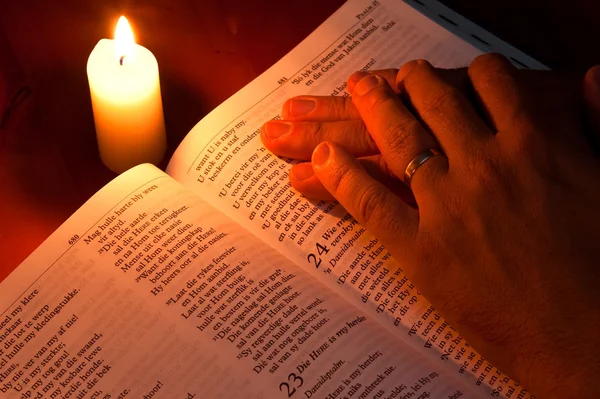 Bible by candle light — Stock Photo, Image