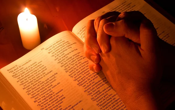 Bible by candle light — Stock Photo, Image