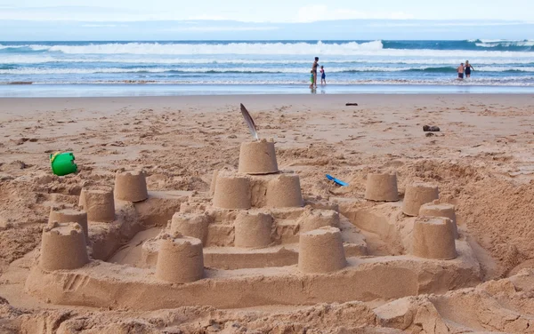Gran castillo de arena en la playa — Foto de Stock