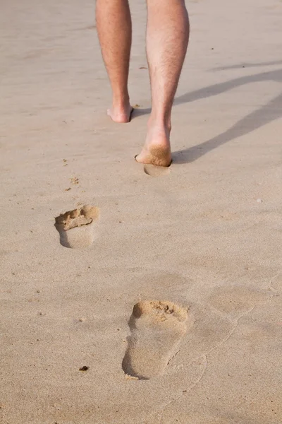 Impronte Sulla Sabbia Bagnata Fila Con Uomo Che Cammina Sulla — Foto Stock