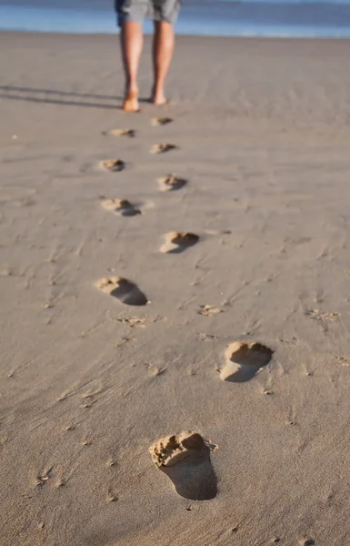 Fußabdrücke Nassen Sand Einer Reihe Mit Einem Mann Der Ans — Stockfoto