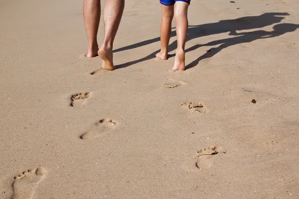 Fußspuren im nassen Sand von Vater und Sohn — Stockfoto