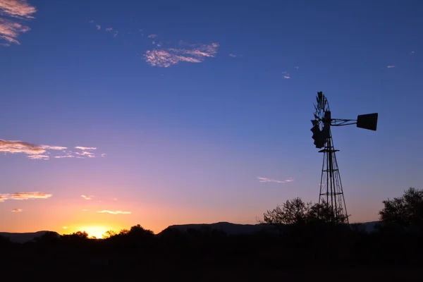 Windmühle dreht sich bei Sonnenuntergang schnell — Stockfoto