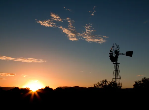 Silhuetten Väderkvarn Vid Solnedgången Karoo — Stockfoto