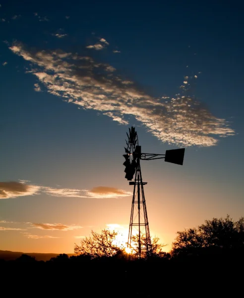 Silhouet Van Een Windmolen Bij Zonsondergang Karoo — Stockfoto