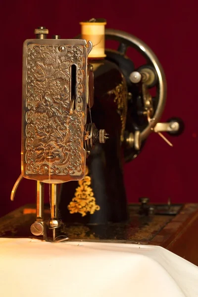 Швейная Машинка Старом Стиле Шитье Белой Ткани — стоковое фото