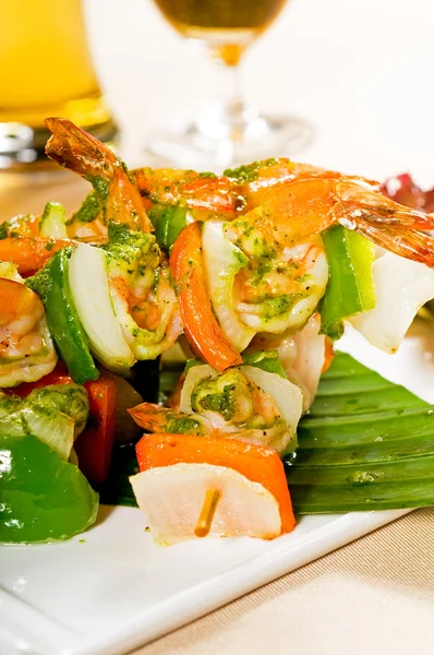 Brochettes Fraîches Colorées Crevettes Légumes Grillés Sur Une Feuille Palmier — Photo