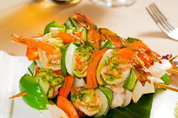 Shrimps and vegetables skewers — Stock Photo, Image