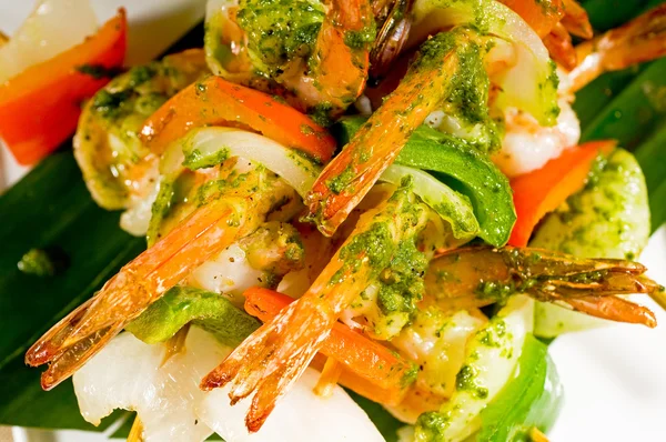新鲜和创辉烤虾和蔬菜串上棕榈叶 泰式风格 — 图库照片