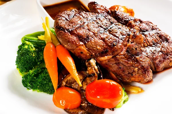Vers Gegrilde Ribeye Steak Met Broccoli Wortel Cherry Tomaten Aan — Stockfoto
