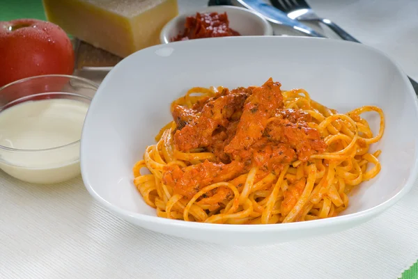 Massa Espaguete Italiana Com Tomate Caseiro Fresco Molho Frango — Fotografia de Stock