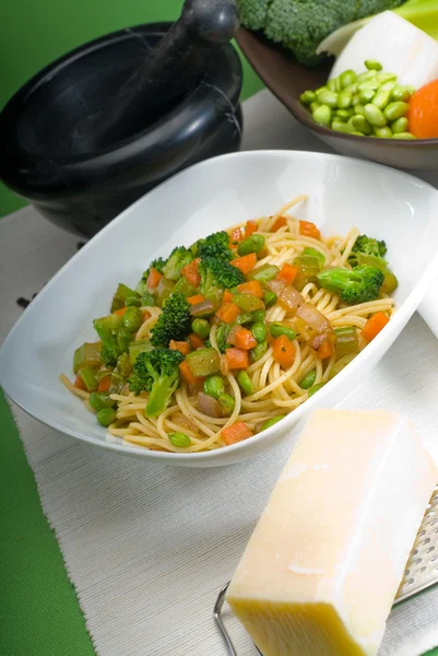 Italienska Spaghetti Pasta Med Färsk Hemlagad Grönsakssås — Stockfoto