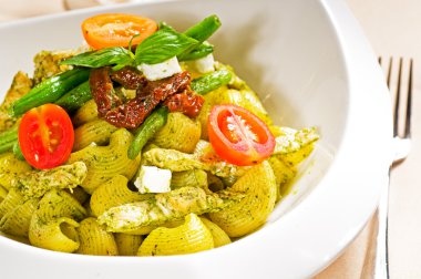 taze lumaconi makarna ve pesto sos ile sebze ve güneşte kurutulmuş domates, tipycal Italyan Mutfagi