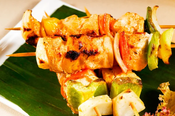 Färsk Kyckling Och Grönsaker Spett Palm Leaf Thailändsk Stil — Stockfoto
