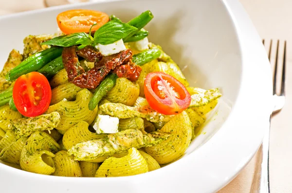 Fresh Lumaconi Pasta Pesto Sauce Vegetables Sundried Tomatoes Tipycal Italian — Stock Photo, Image