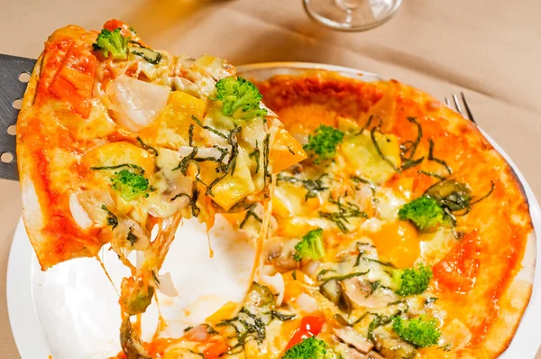 Pizza Végétarienne Italienne Fraîche Style Mince Avec Des Légumes Frais — Photo