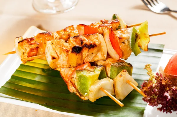 Świeże Warzywa Kurczaka Szaszłyki Stylu Tajski Liść Palmowy — Zdjęcie stockowe