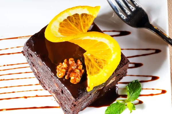 Шоколадный и грецкий торт — стоковое фото