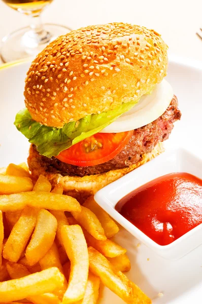 Verse Klassieke Amerikaanse Hamburger Sandwich Met Franse Frietjes Ketchup Saus — Stockfoto