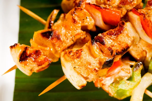 Chicken and vegetables skewers — Stock Photo, Image