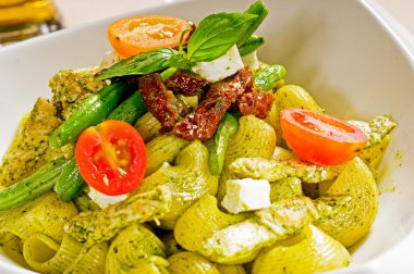 pesto makarna ve sebzeler