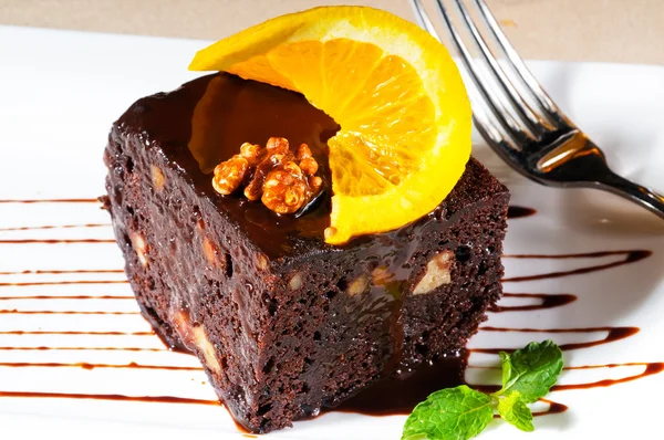 Шоколадный и грецкий торт — стоковое фото