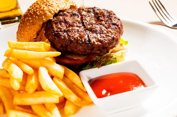 Классический гамбургер — стоковое фото