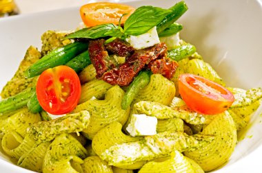 pesto makarna ve sebzeler