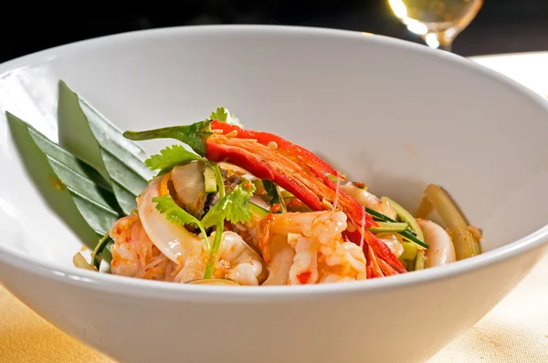 Свіжі морепродукти тайський салат — стокове фото