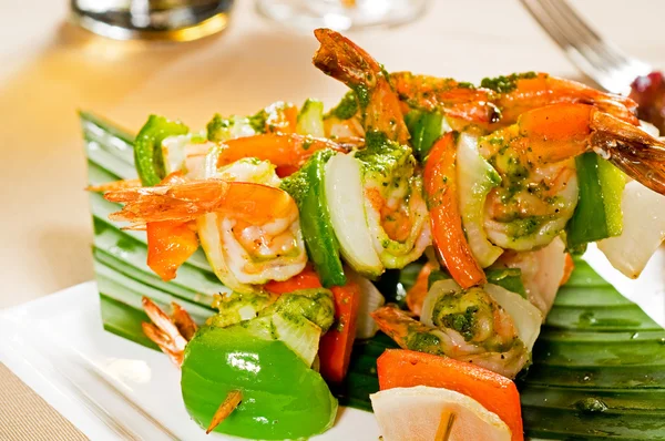 Espetos de camarão e de legumes — Fotografia de Stock