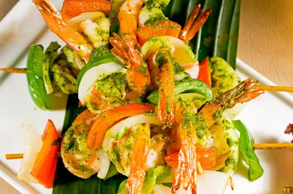 Креветки и овощи шампуры — стоковое фото