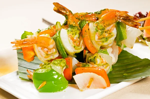 Espetos de camarão e de legumes — Fotografia de Stock