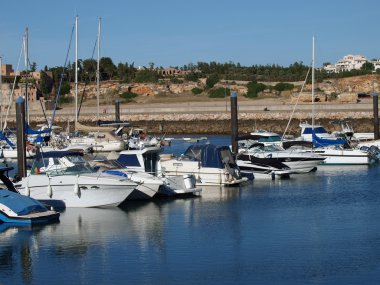 Portimao 'da yat limanı. Algarve, Portekiz