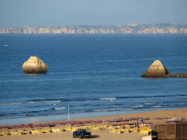 Strand van praia de rocha in portimao, algarve, portugal — Stockfoto