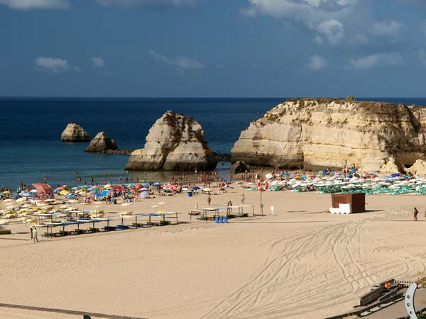 Playa de Praia da Rocha en Portimao, Algarve, Portugal — Foto de Stock