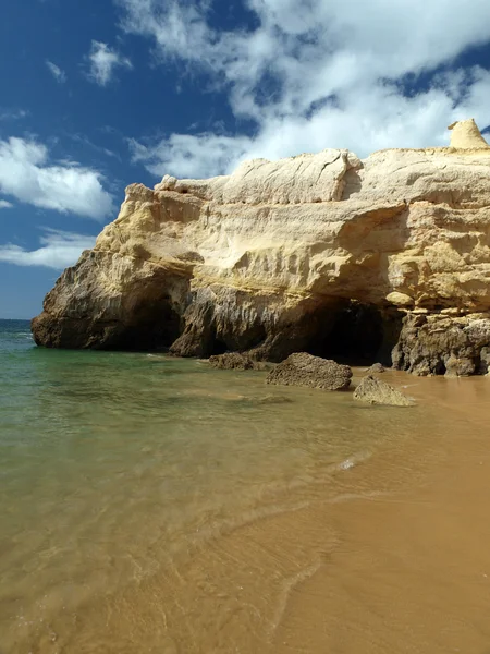 En del av den idylliska stranden praia de Rocha — Stockfoto