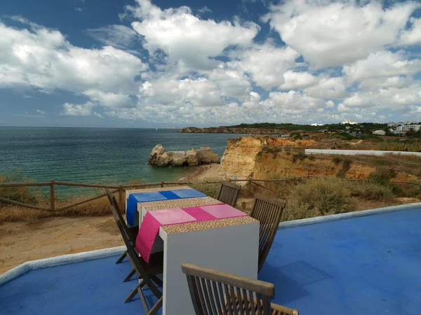 Terraza con vistas a la hermosa playa y acantilado — Foto de Stock