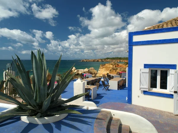 Terrasse mit Blick auf den schönen Strand und die Klippe — Stockfoto